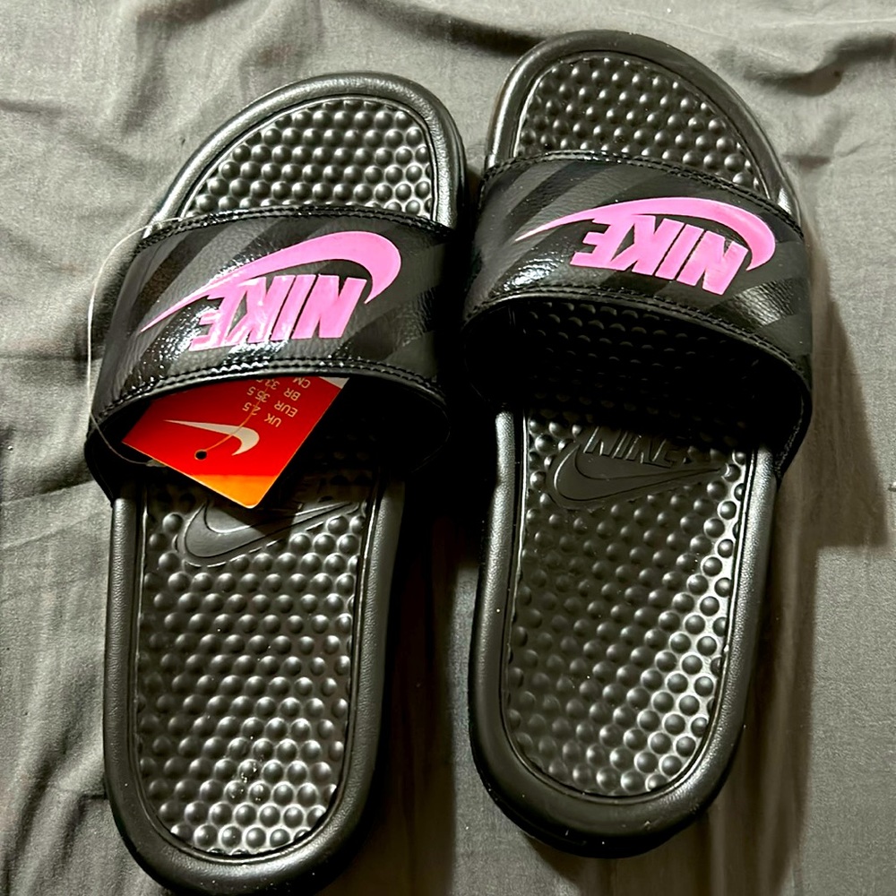 NEW NIKE SLIDDERS